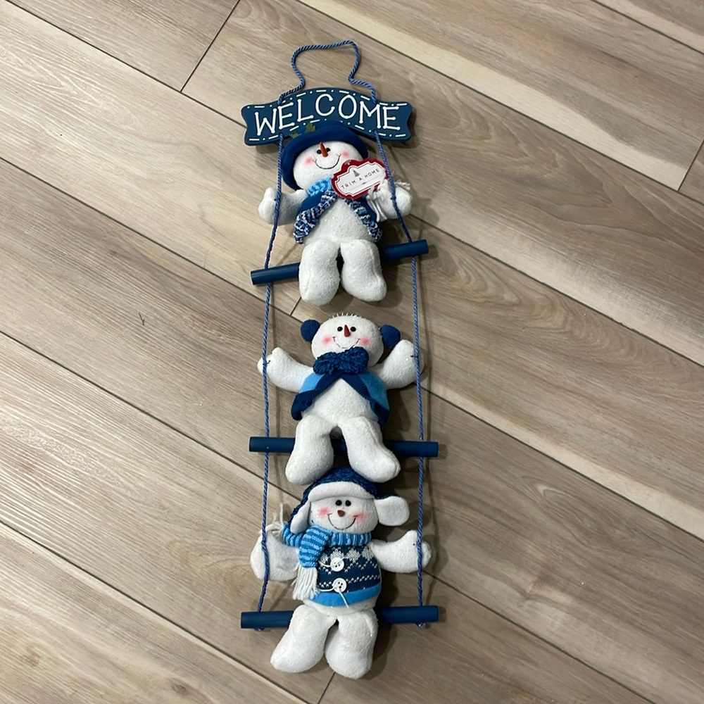 Adorable snowman ladder to hang anywhere